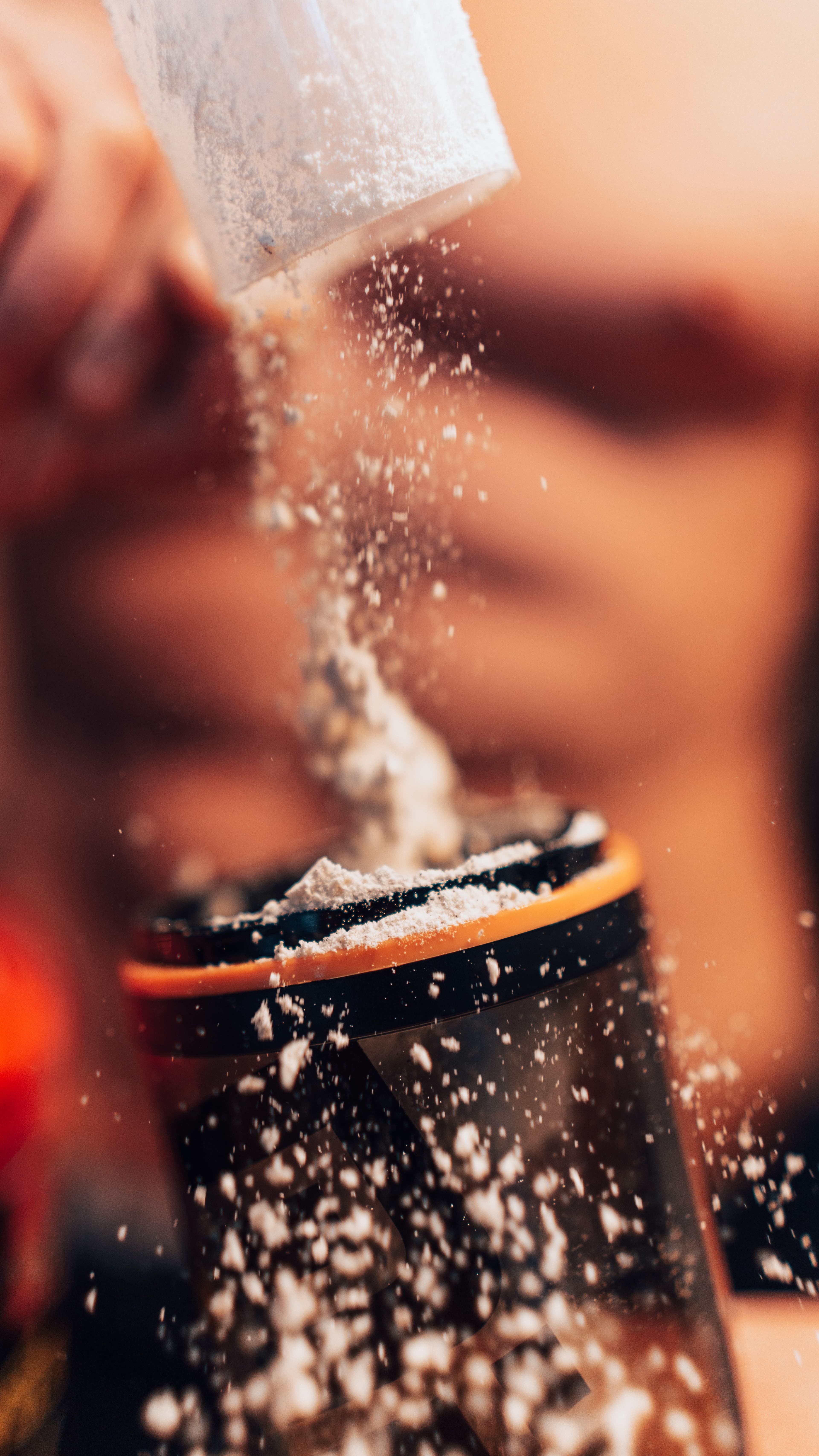 Poudre de créatine versée dans un shaker
