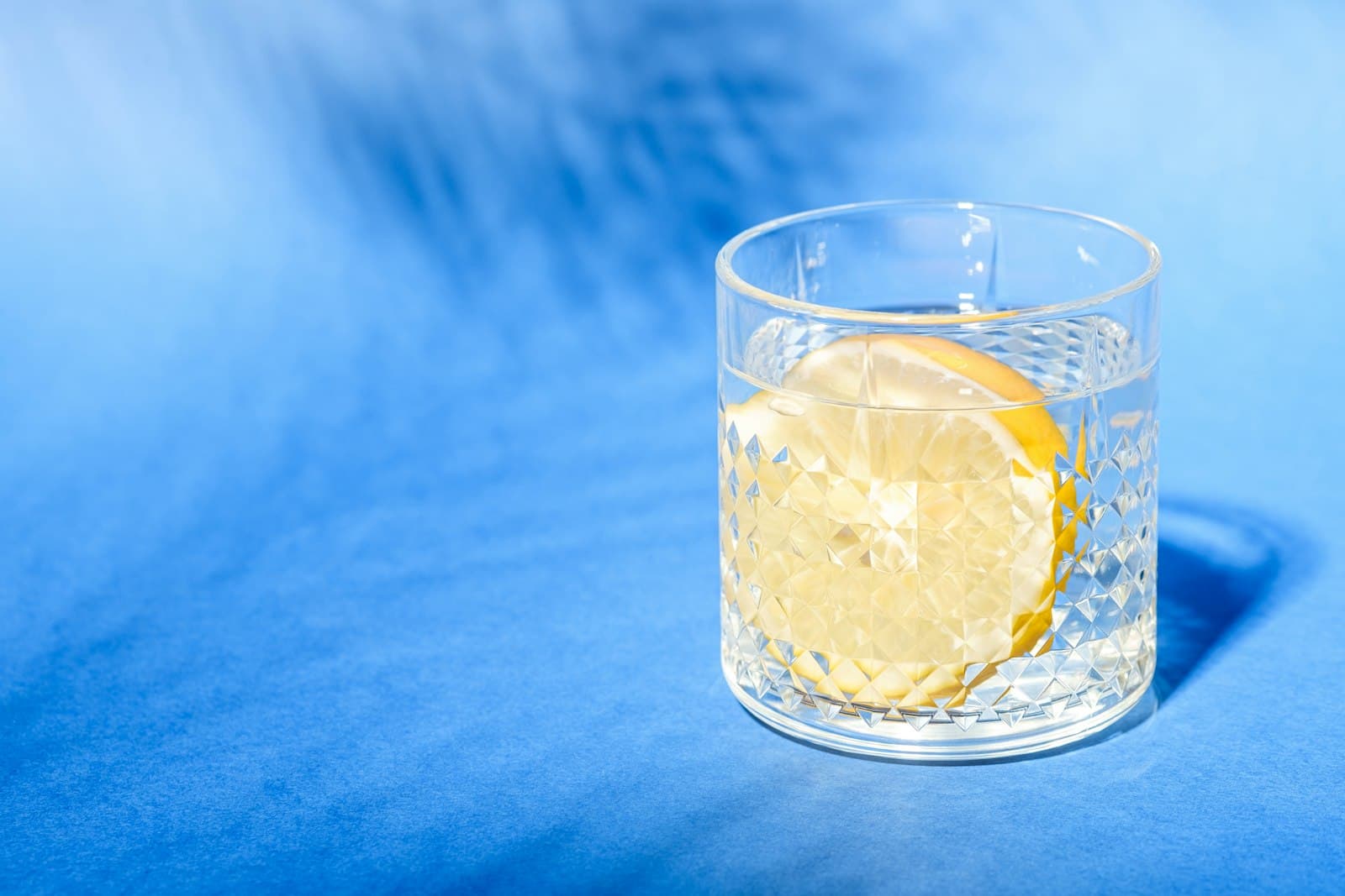 Verre d'eau frais avec une tranche de citron